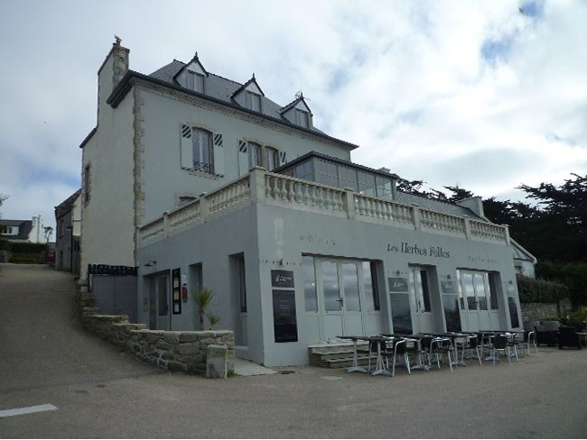 vue extérieure de l'hotel les herbes folles sur l'ile de batz