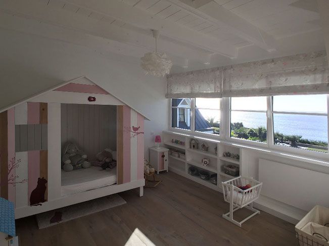 chambre enfant avec lit cabane rose en bois